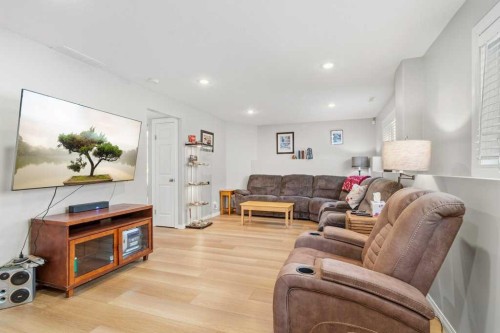 38 Lucky Place, Sylvan Lake, AB - Indoor Photo Showing Living Room