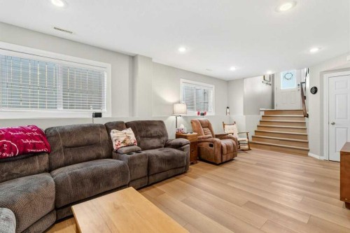 38 Lucky Place, Sylvan Lake, AB - Indoor Photo Showing Living Room