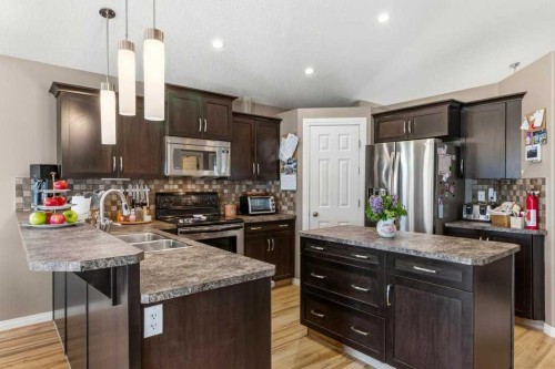 38 Lucky Place, Sylvan Lake, AB - Indoor Photo Showing Kitchen With Stainless Steel Kitchen With Double Sink With Upgraded Kitchen