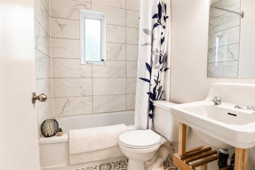 4732 52 Street, Sylvan Lake, AB - Indoor Photo Showing Bathroom