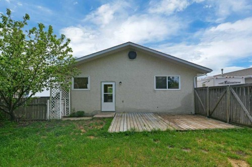 22 Blackstone Avenue, Lacombe, AB - Outdoor
