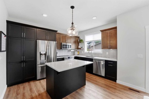 77 Murphy Close, Blackfalds, AB - Indoor Photo Showing Kitchen With Upgraded Kitchen