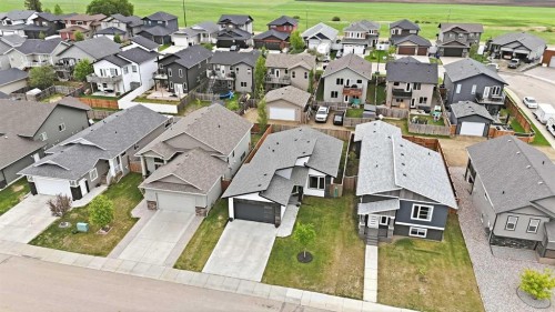 77 Murphy Close, Blackfalds, AB - Outdoor With Facade