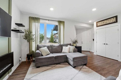 77 Murphy Close, Blackfalds, AB - Indoor Photo Showing Living Room