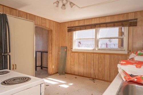 5220 52 Street, Mirror, AB - Indoor Photo Showing Kitchen
