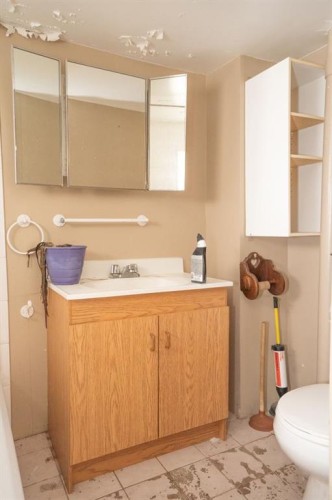 5220 52 Street, Mirror, AB - Indoor Photo Showing Bathroom