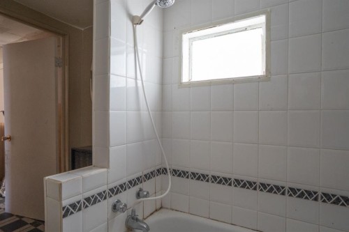 5220 52 Street, Mirror, AB - Indoor Photo Showing Bathroom