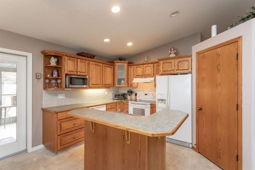 189 Lampard Crescent, Red Deer, AB - Indoor Photo Showing Kitchen