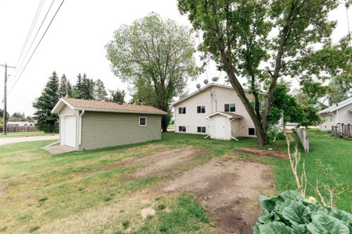 4904 51 Avenue, Eckville, AB 