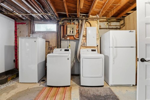 26 Odstone Green, Red Deer, AB - Indoor Photo Showing Laundry Room