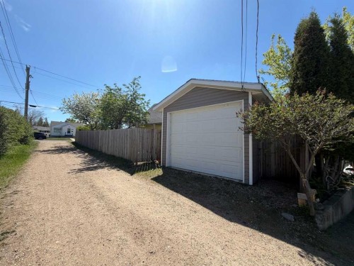 3922A 46 Street, Ponoka, AB 