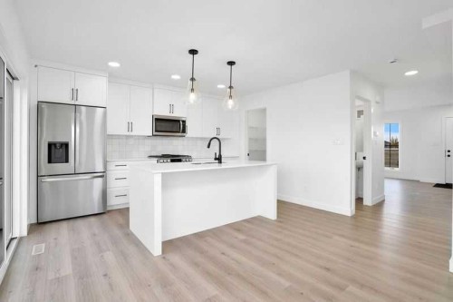 38 Station Drive, Sylvan Lake, AB - Indoor Photo Showing Kitchen With Upgraded Kitchen