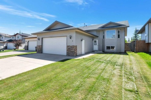7 Firdale Close  Sylvan Lake, AB T4S 2M1