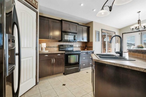 50 Wilkinson Circle, Sylvan Lake, AB - Indoor Photo Showing Kitchen