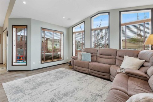 50 Wilkinson Circle, Sylvan Lake, AB - Indoor Photo Showing Living Room