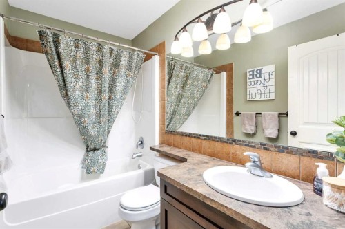 50 Wilkinson Circle, Sylvan Lake, AB - Indoor Photo Showing Bathroom