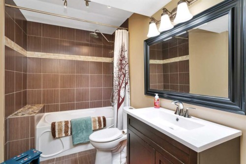 50 Wilkinson Circle, Sylvan Lake, AB - Indoor Photo Showing Bathroom