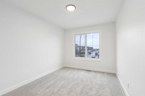 37 Sora Gardens Se, Calgary, AB 