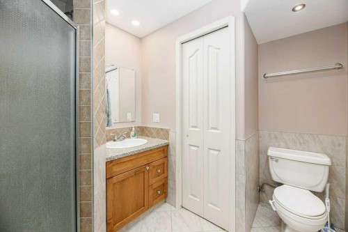 22 Mcintosh Avenue, Red Deer, AB 