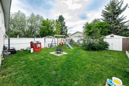 22 Mcintosh Avenue, Red Deer, AB 
