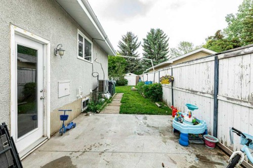 22 Mcintosh Avenue, Red Deer, AB 