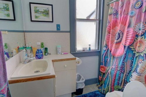 5910 52 Avenue, Red Deer, AB - Indoor Photo Showing Bathroom