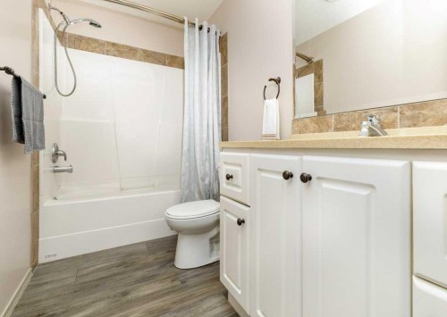 15 Kirton Close, Red Deer, AB - Indoor Photo Showing Bathroom