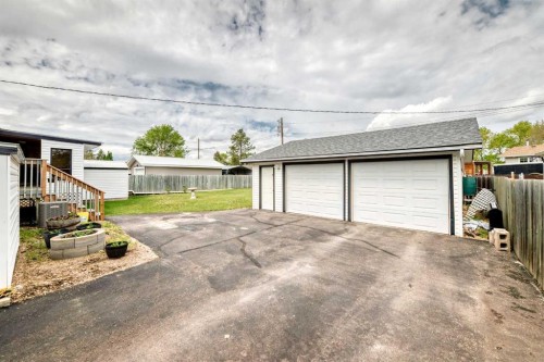 6004 53 Ave, Ponoka, AB 