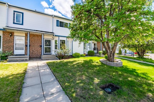 5 Elwell Close  Red Deer, AB T4R 2E2