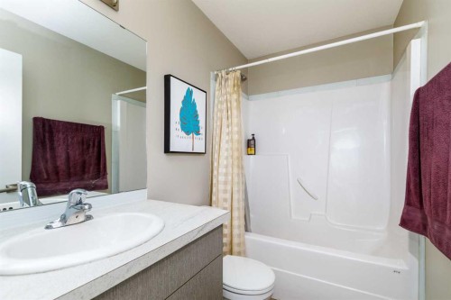 475 Townsend Street, Red Deer, AB - Indoor Photo Showing Bathroom