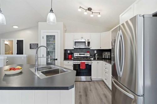 66 Pondside Crescent, Blackfalds, AB 