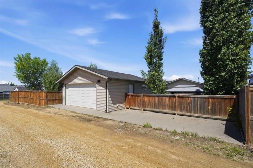 66 Pondside Crescent, Blackfalds, AB 