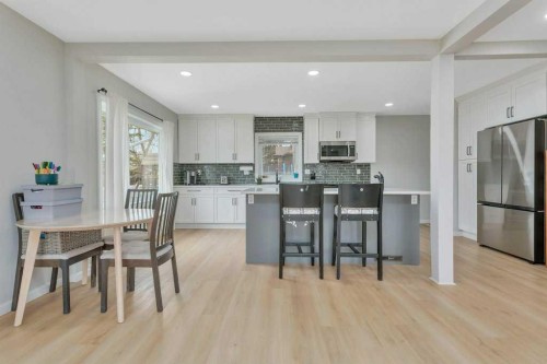 5606 58 Street, Lacombe, AB - Indoor Photo Showing Kitchen With Upgraded Kitchen