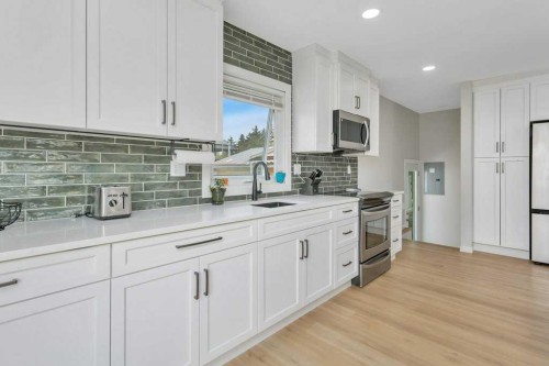 5606 58 Street, Lacombe, AB - Indoor Photo Showing Kitchen With Upgraded Kitchen