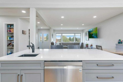 5606 58 Street, Lacombe, AB - Indoor Photo Showing Kitchen With Upgraded Kitchen