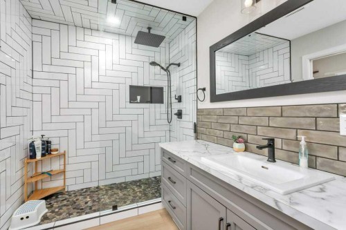 5606 58 Street, Lacombe, AB - Indoor Photo Showing Bathroom