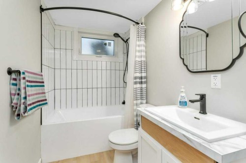 5606 58 Street, Lacombe, AB - Indoor Photo Showing Bathroom