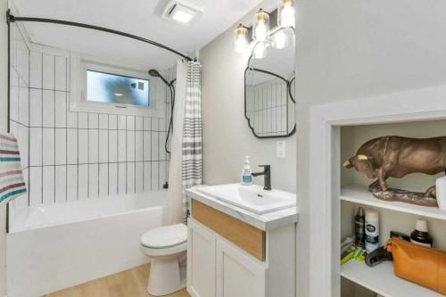 5606 58 Street, Lacombe, AB - Indoor Photo Showing Bathroom