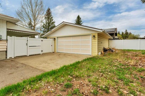 5606 58 Street, Lacombe, AB - Outdoor