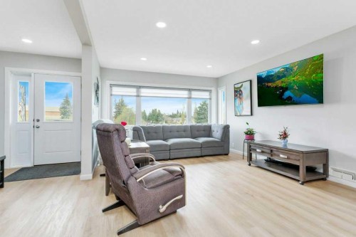5606 58 Street, Lacombe, AB - Indoor Photo Showing Living Room