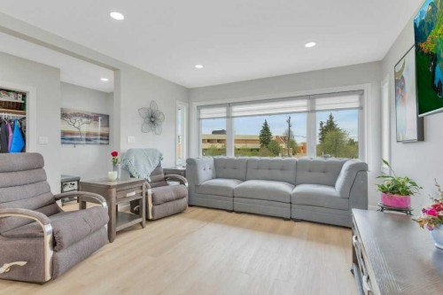 5606 58 Street, Lacombe, AB - Indoor Photo Showing Living Room