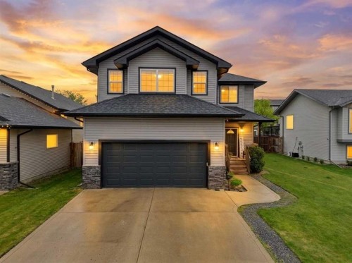 9 Lincoln Street  Sylvan Lake, AB T4S 2R1