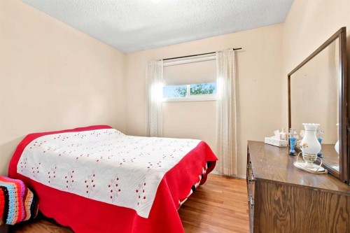 38 Meadowview Close, Sylvan Lake, AB - Indoor Photo Showing Bedroom