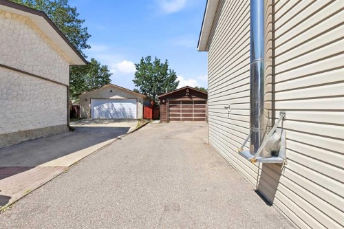 38 Meadowview Close, Sylvan Lake, AB - Outdoor With Exterior
