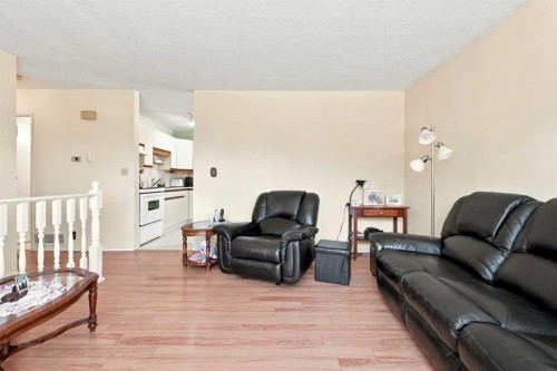 38 Meadowview Close, Sylvan Lake, AB - Indoor Photo Showing Living Room