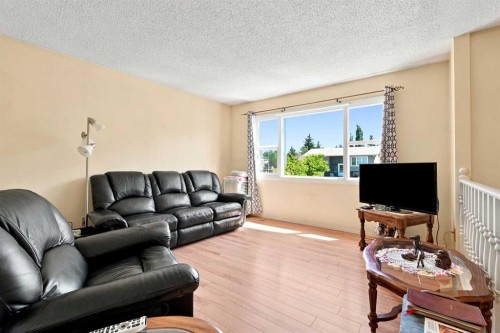 38 Meadowview Close, Sylvan Lake, AB - Indoor Photo Showing Living Room
