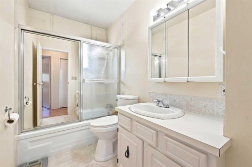 38 Meadowview Close, Sylvan Lake, AB - Indoor Photo Showing Bathroom