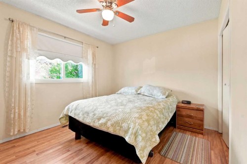 38 Meadowview Close, Sylvan Lake, AB - Indoor Photo Showing Bedroom