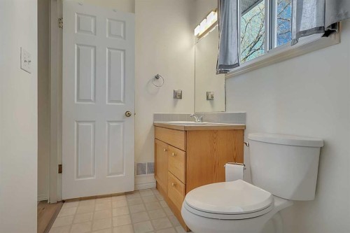 7-15 Stanton Street, Red Deer, AB - Indoor Photo Showing Bathroom