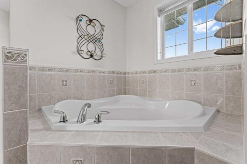 199 Adams Close, Red Deer, AB - Indoor Photo Showing Bathroom